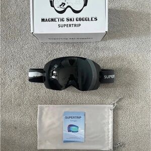 Black rimless double layered lens ski goggles